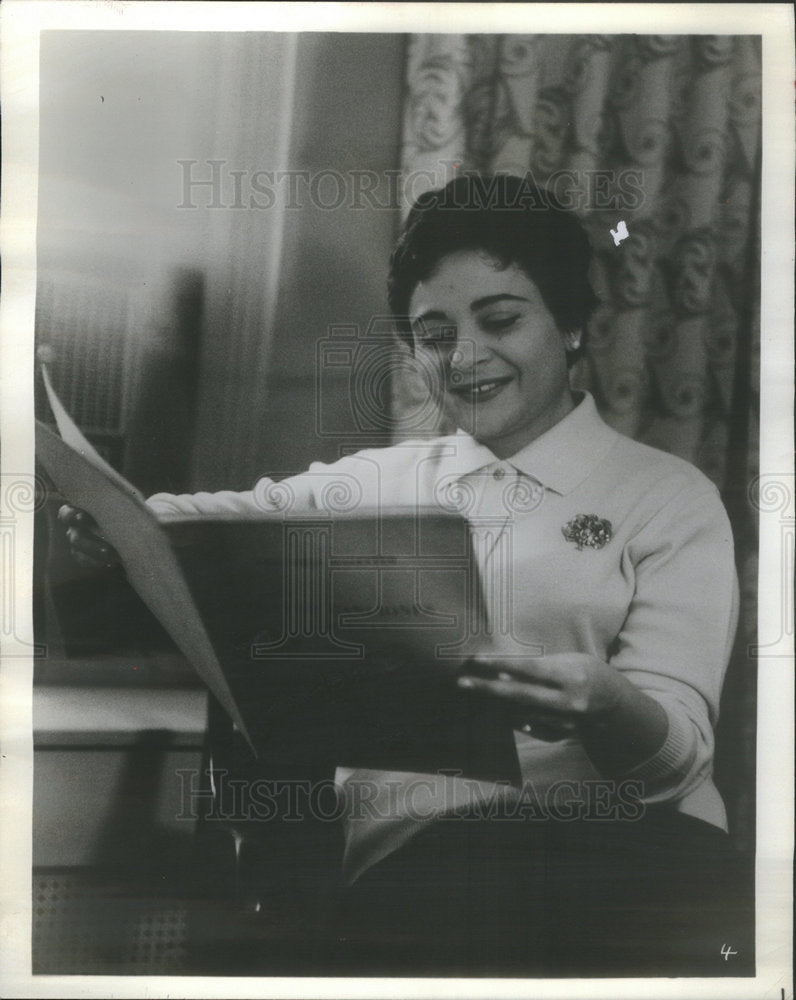 1975 Press Photo Victoria De Los Angeles Spanish Catalan Operatic Soprano - Historic Images