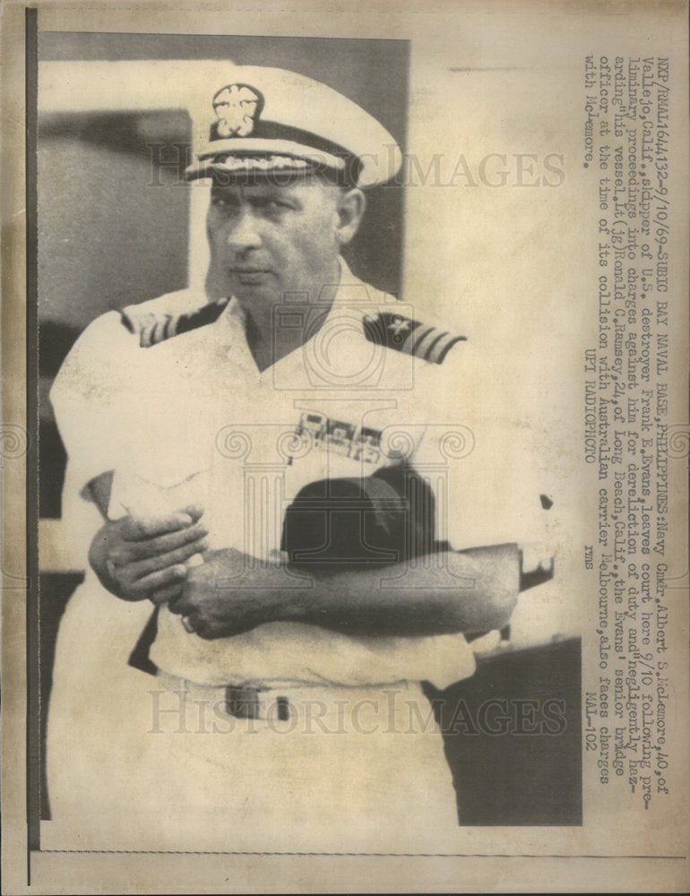 1969 Press Photo Navy Cmdr. McLemore leaves court. - Historic Images