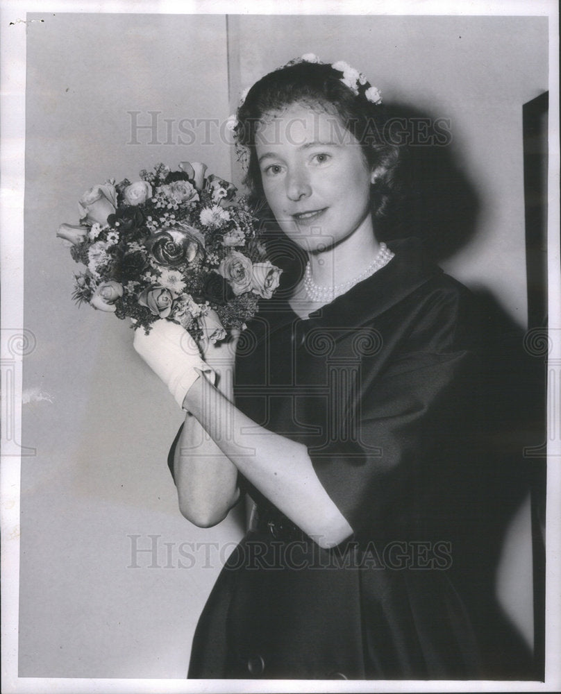 1962 Press Photo Mrs. McLennan with award, a rose done in bronze. - Historic Images