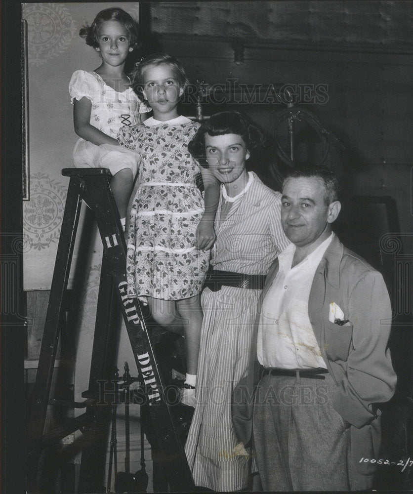 1949 Press Photo William Wyler director producer wife daughters Judy Cathy - Historic Images