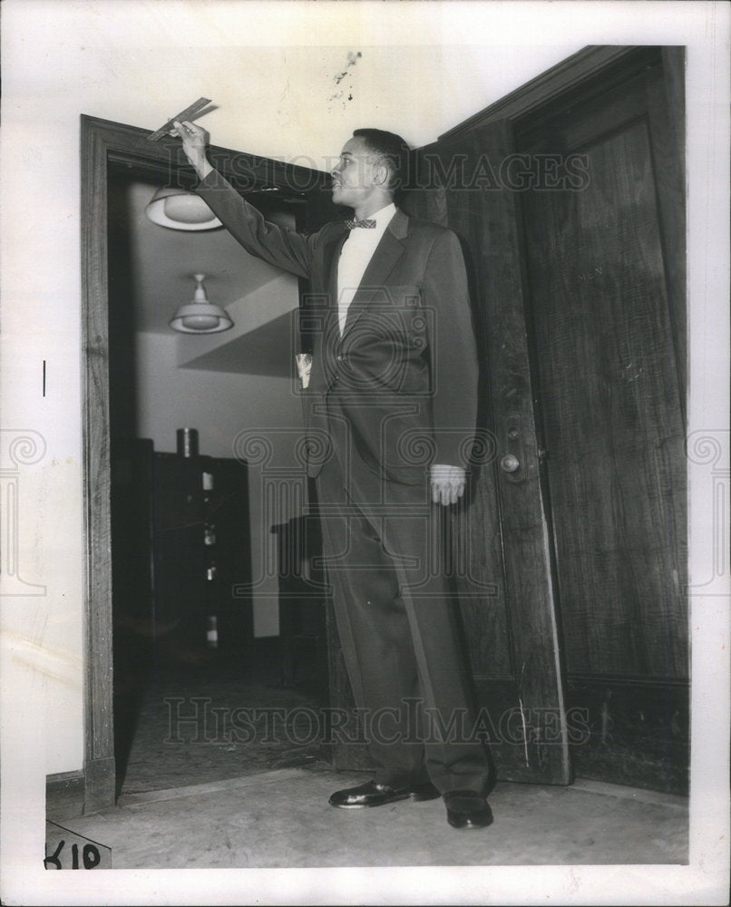 1955 Press Photo High-jump artist Herman Wyatt. - Historic Images