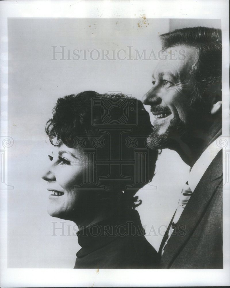 1974 Press Photo Singers Earl Wrightson and Lois Hunt at Pheasant Run Playhouse - Historic Images