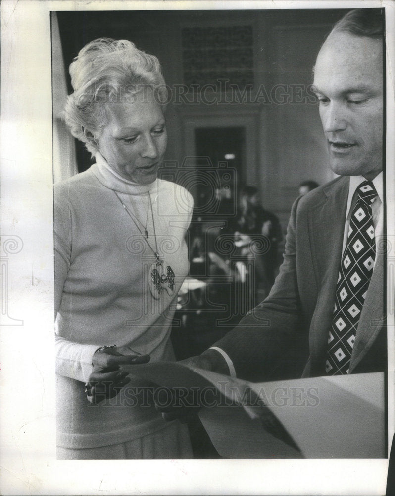 1975 Press Photo Joan Wrigley, disinherited. - Historic Images