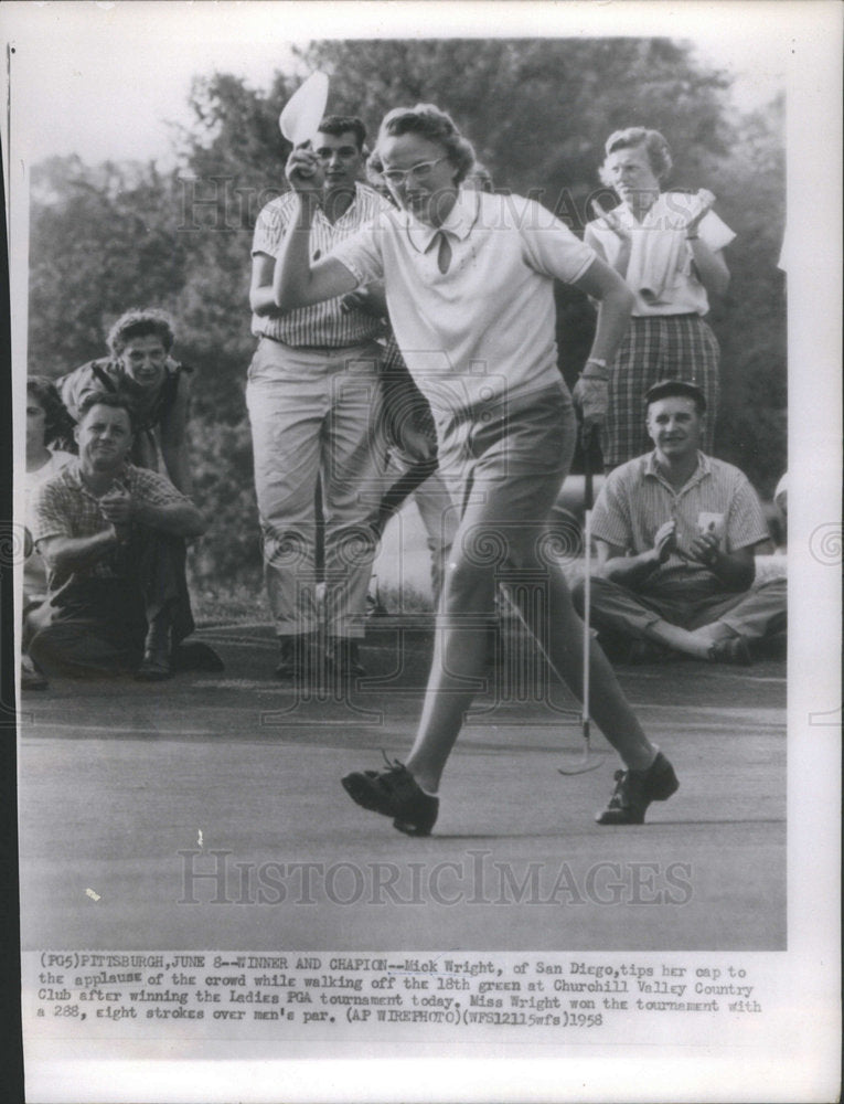 1958 Press Photo Mick Wright tips the cap while walking off the 18th green. - Historic Images