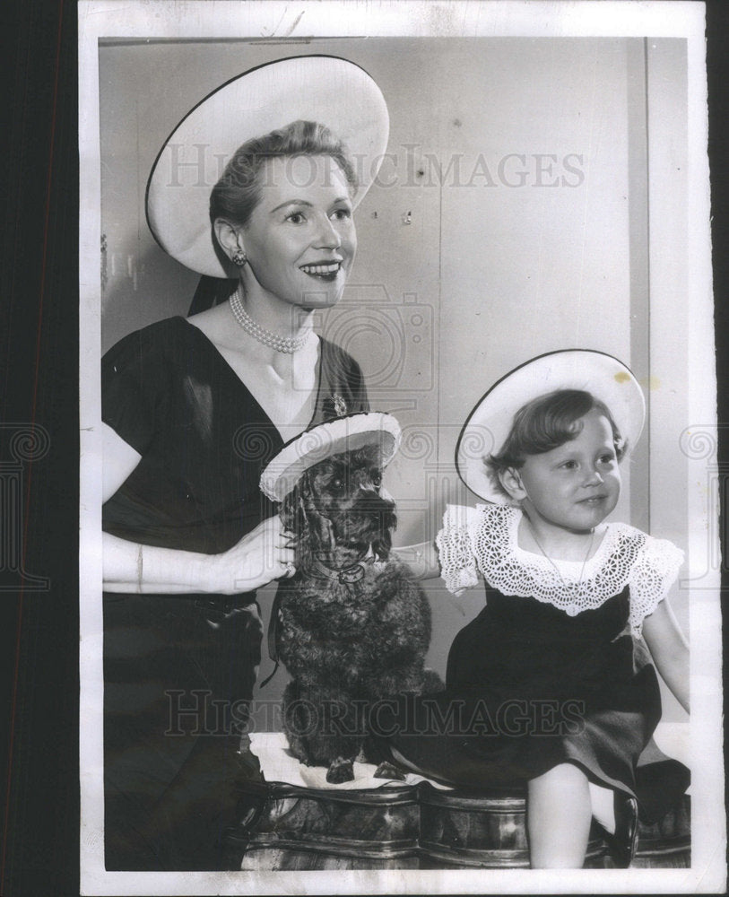 1954 Press Photo Songstress Juliana Larson Joan Larson Easter Fashion Bonnets - Historic Images