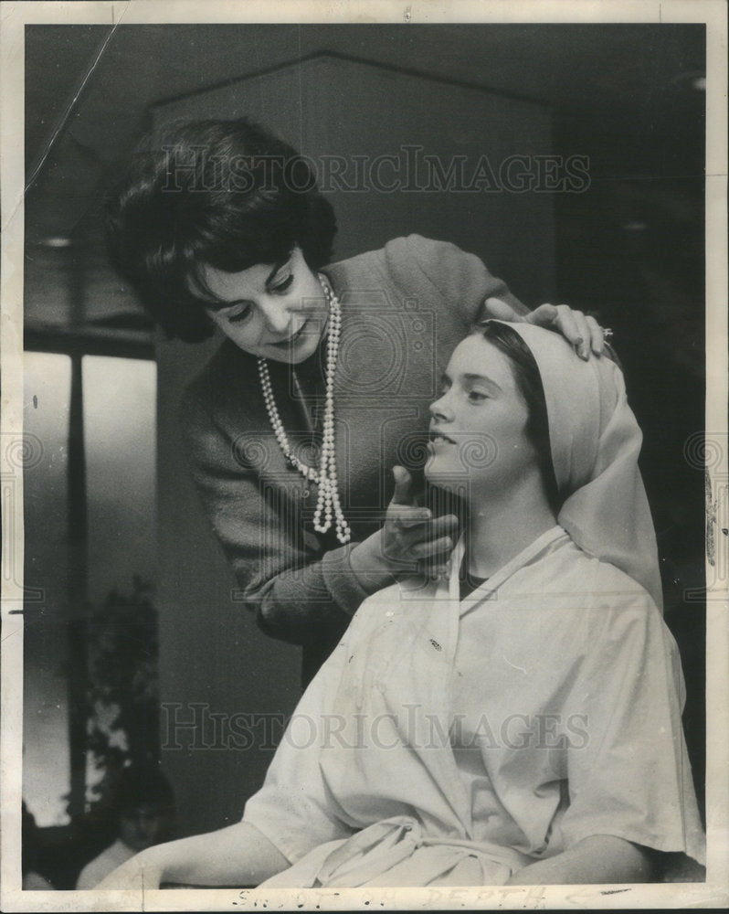 1964 Cora Campanella applies makeup to Mary Lynn Chapel - Historic Images