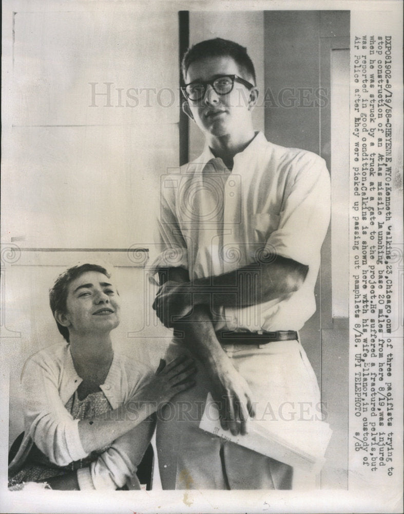 1958 Press Photo Kenneth Calkins, and wife Ellanor, in Air Police custody - Historic Images