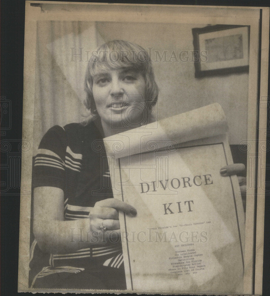 1973 Press Photo Mrs. Ronald Calub tried using $15.60 do-it-yourself divorce kit - Historic Images