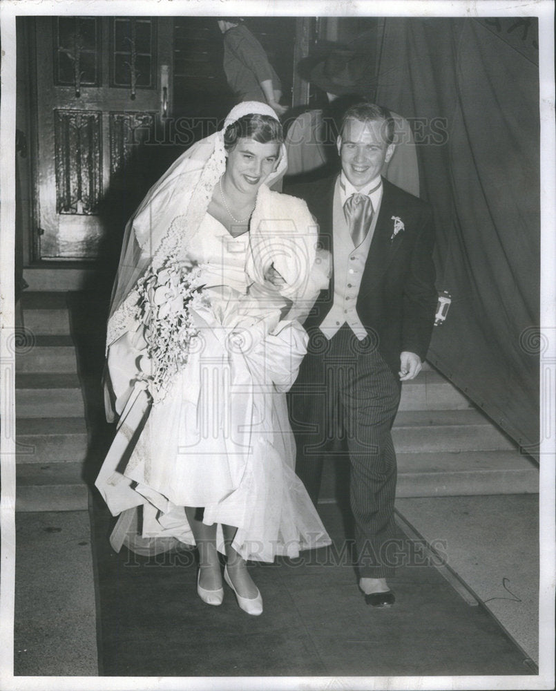 1958 Press Photo Mr. and Mrs. Ellsworth leave church after their wedding. - Historic Images