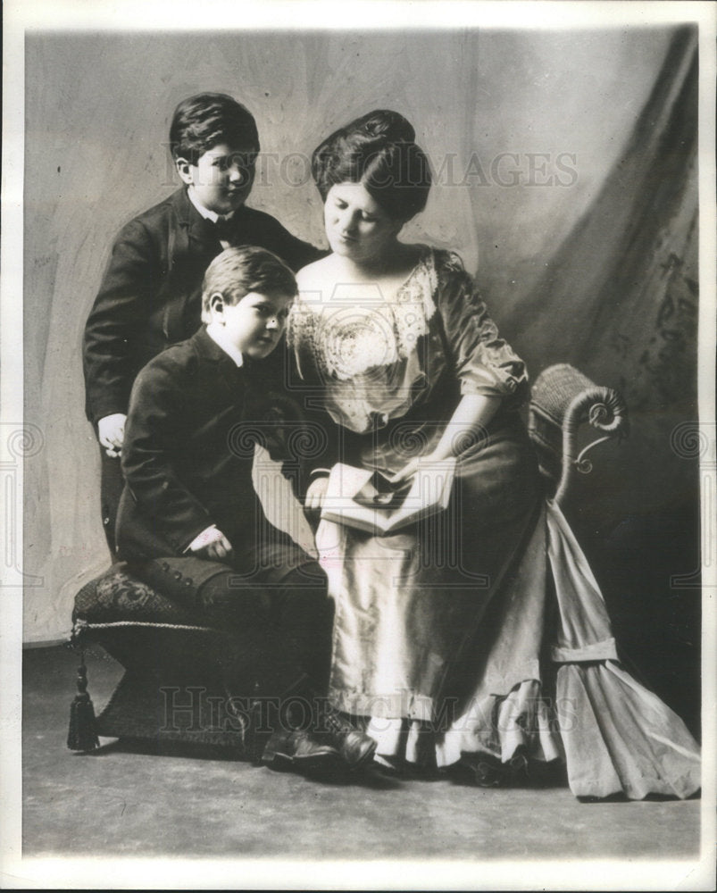 1938 The La Follettes, mother with sons. - Historic Images