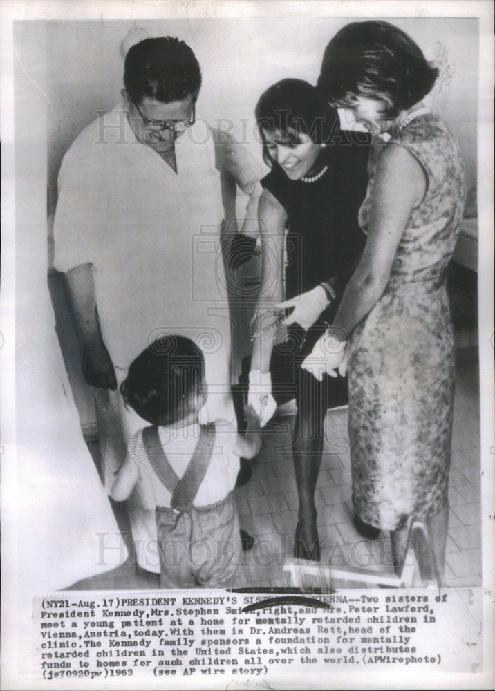 1963 Press Photo Patricia Kennedy Peter Lawford Visit Patient Metally Retarded - Historic Images