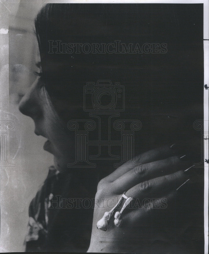 1974 Press Photo Don Lawrence designed sterling silver ring with 2 baroque pearl - Historic Images