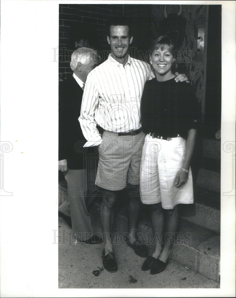 1991 Press Photo Artist Bud Lawrence outside the Illinois Arts Alliance benefit - Historic Images