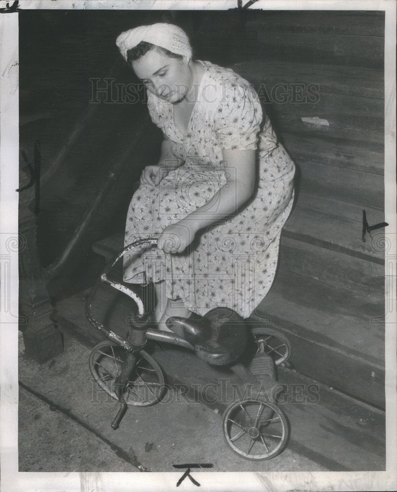 1949 Press Photo Mrs. Henrietta Goecking looking at bike ridden by Thomas Laux - Historic Images