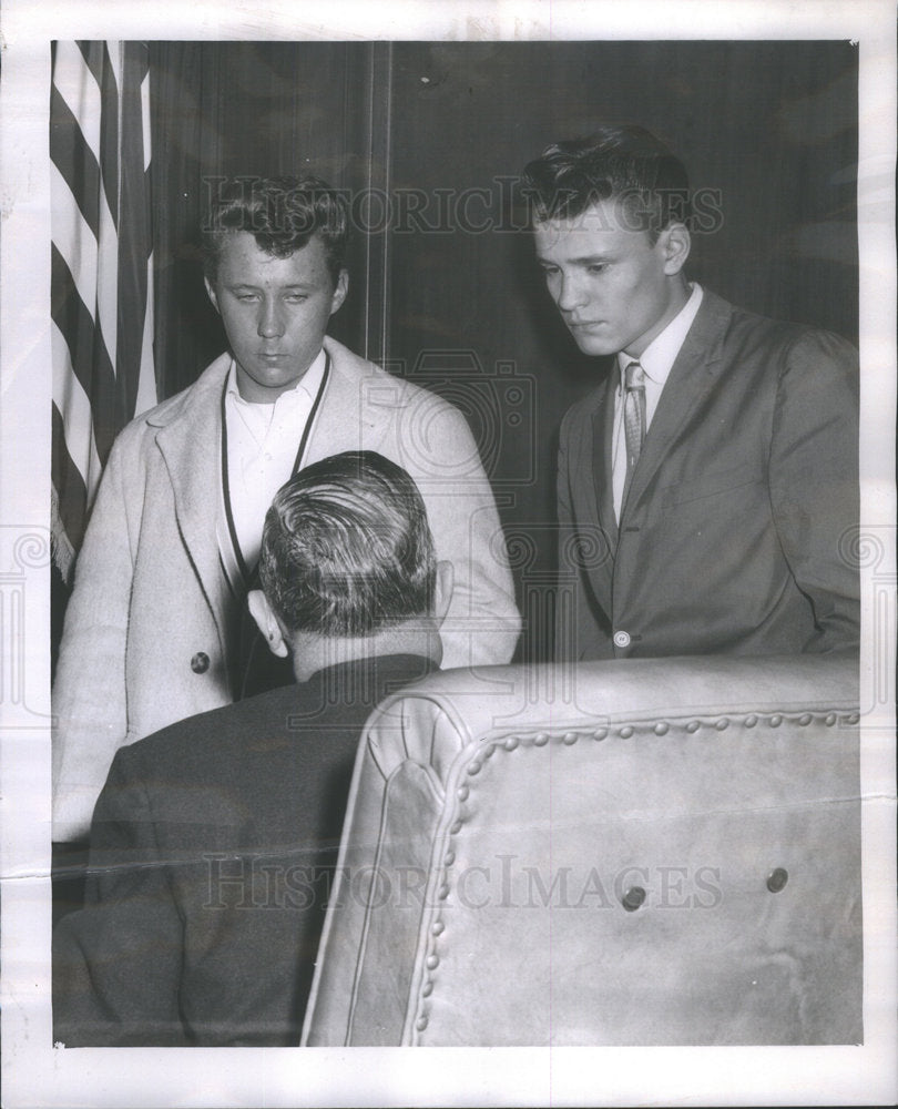 1960 Press Photo Dead Lafountian&#39;s Brother And Friend Questioned By Morgue - Historic Images