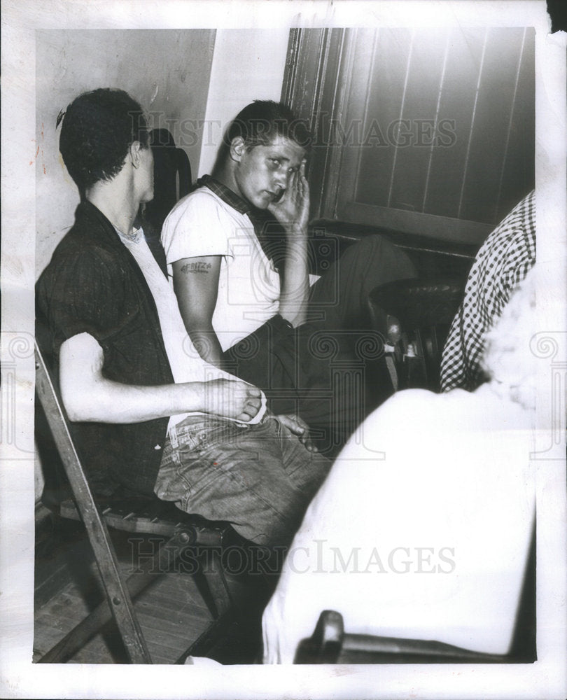 1955 Press Photo Nicholas Uselding and Frederick Laflin in custody at hudson av. - Historic Images