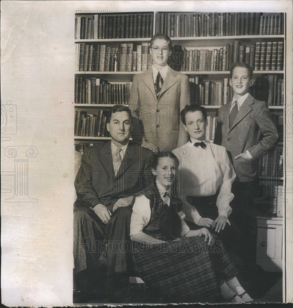 1953 Press Photo Dr. and Mrs. Pusey with their children. - Historic Images