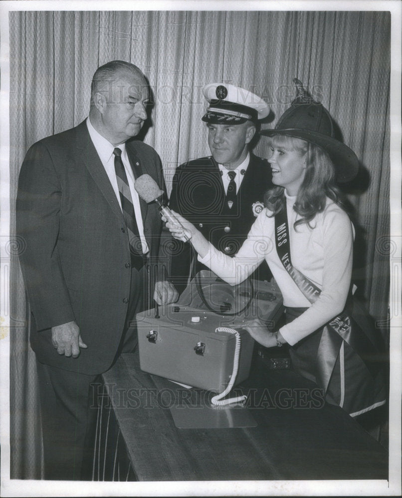 1969 Press Photo Joseph McCarty Harold Prohaska Nancy Hansopn Fire Department - Historic Images