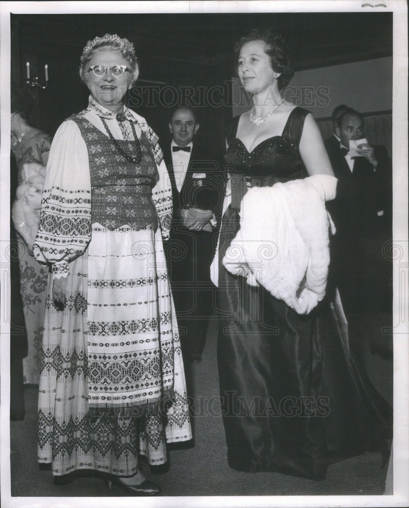 1961 Press Photo Mrs Petras P Dauzvardis Lithuania Mrs Giacoma Profili Italy - Historic Images