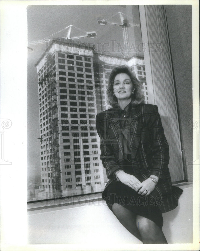 1988 Press Photo Tere froeter Sales Hancock Building - Historic Images