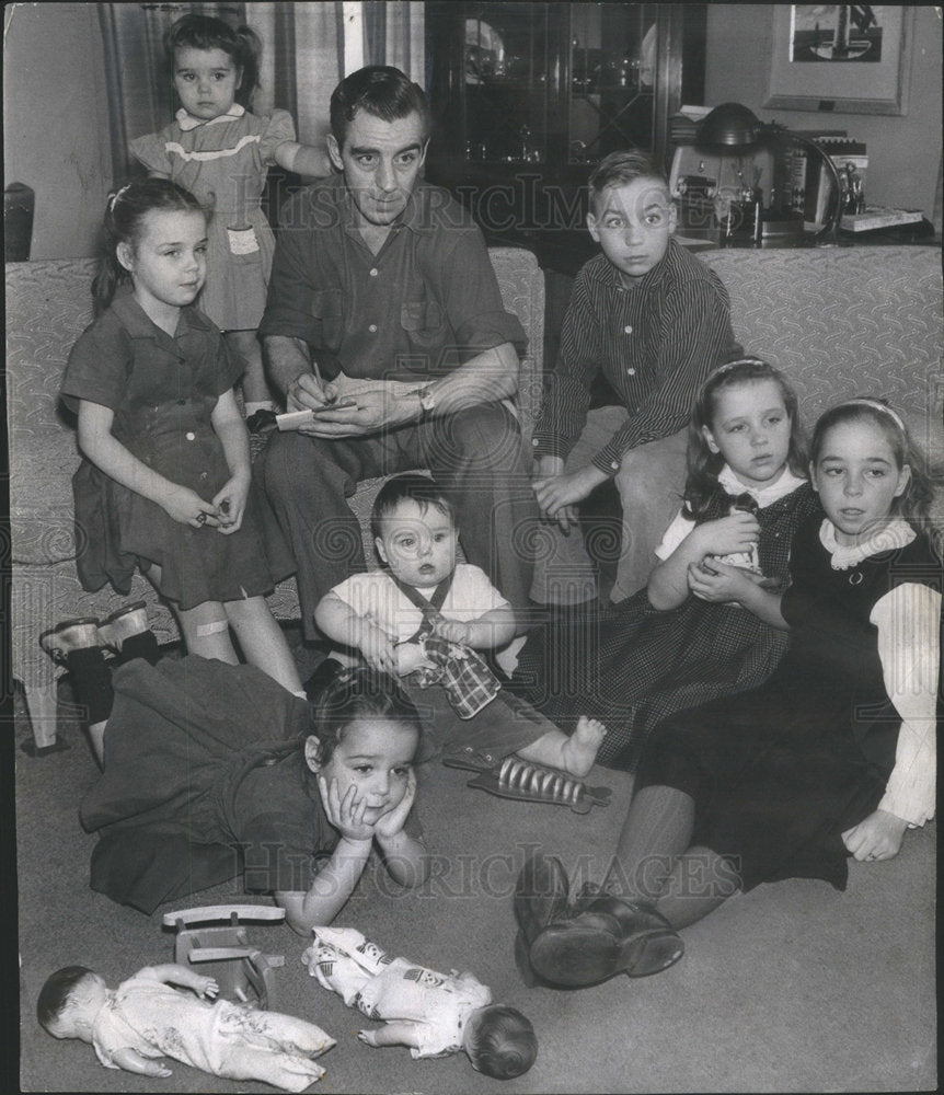 1959 Press Photo Sun-Time Editor Paul Molloy doubling for his Mrs. - Historic Images