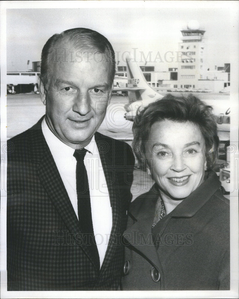 1966 Mr Don Porter Play At Studebaker Arrived At Airport With Wife - Historic Images