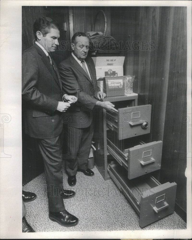 1971 Press Photo Powell Cabinet  Examined By Waldo Ackerman  Lewis At Illinois - Historic Images