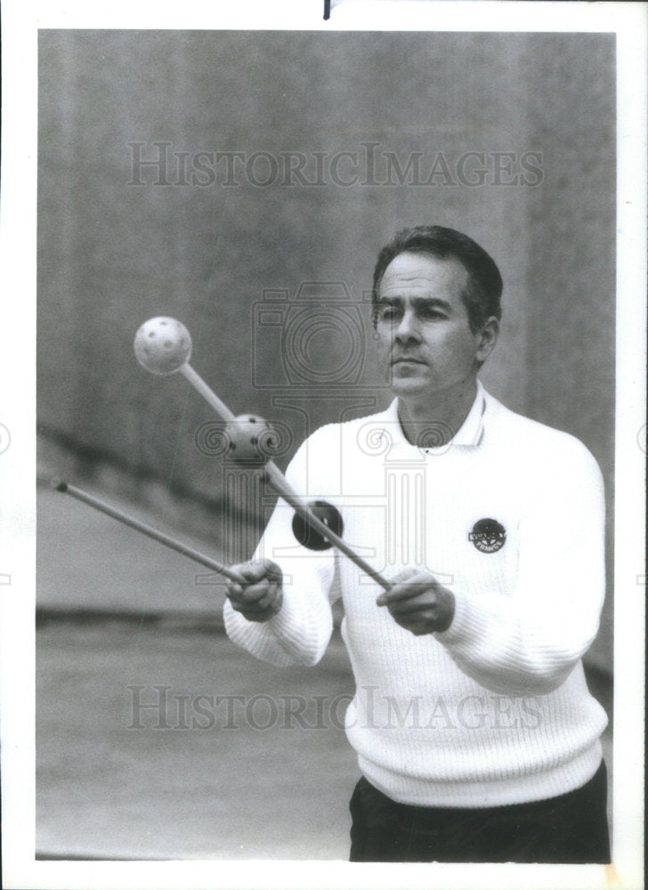 1988 Press Photo Harvey Ratner demonstrates the Juggle Stick. - Historic Images