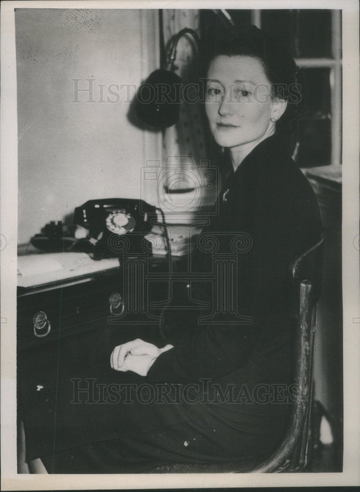 1941 Mrs. Beatrice Rathbone widow of flight Lt JR Rathbone who was - Historic Images