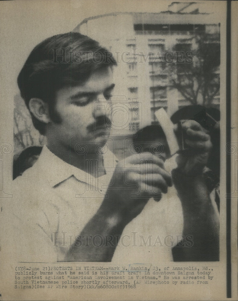 1968 Press Photo Mark Rankin Publicly Burns Draft Craft In Downtown Saigon - Historic Images