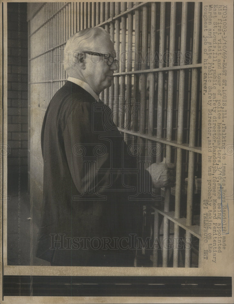 1969 Press Photo Ross Randolph talking to inmates, was appointed East St. Louis - Historic Images