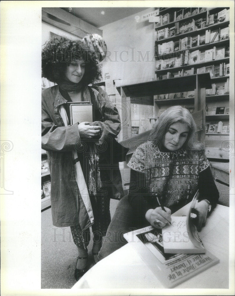 1986 Press Photo Author Margaret Randall Signing her book for Marta Ayala. - Historic Images