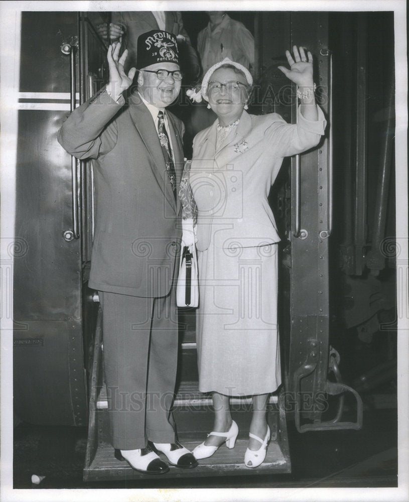 1953 Press Photo John Pollock and wife Anne wave goodbye, Pollock is Potentate M - Historic Images