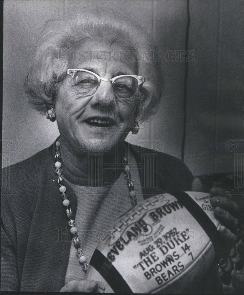 1972 Press Photo Mrs Wlizabeth Gibron Chicago Beers Coach Mother - Historic Images