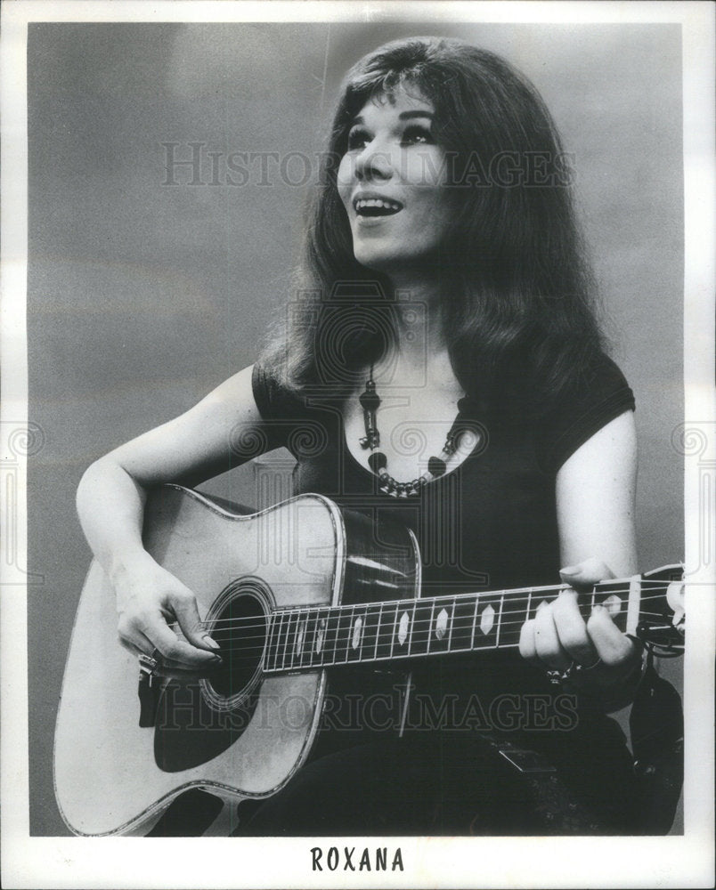 1976 Press Photo Roxana Folksinger Gallery Theater - Historic Images