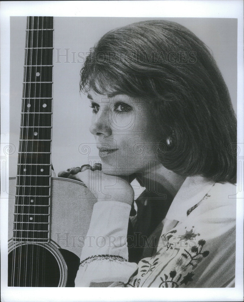 1975 Press Photo Roxanna Singer Guitarist - Historic Images