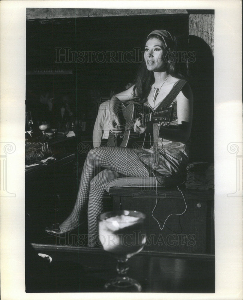 Press Photo Roxana Nantucket Cove Singer Guitarist - Historic Images