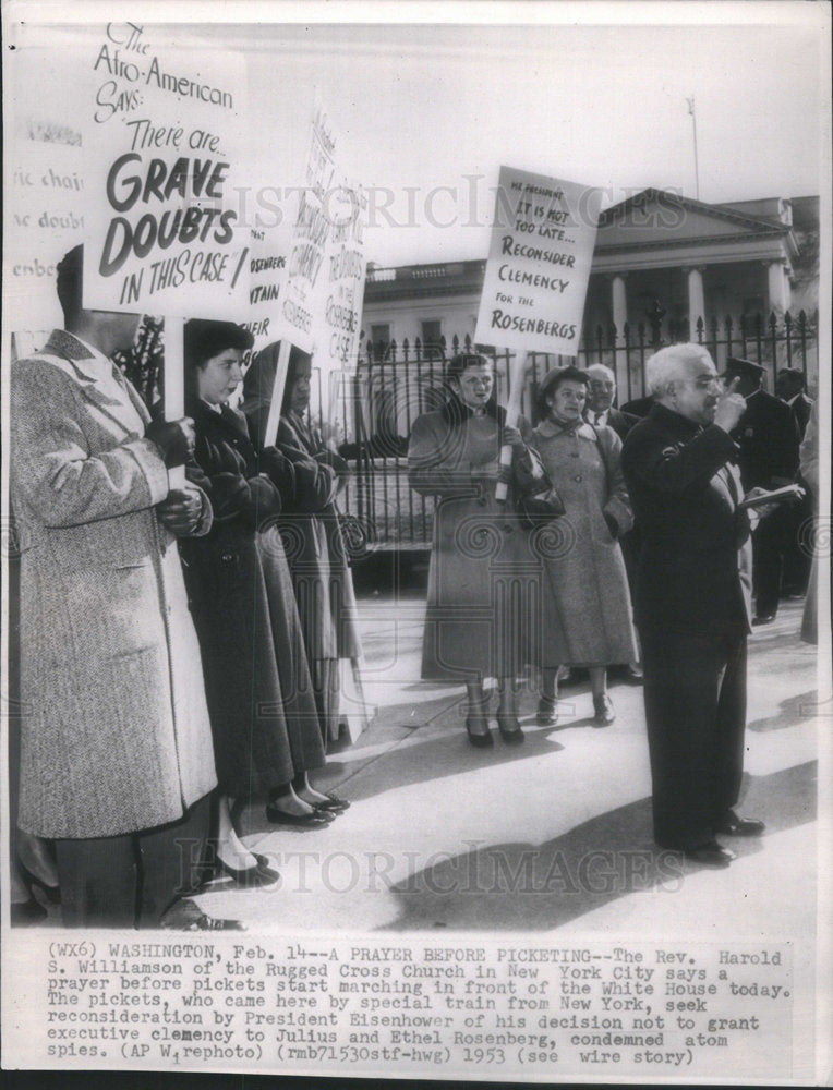 1953 Rev Harold S Williamson Picket Prayer - Historic Images