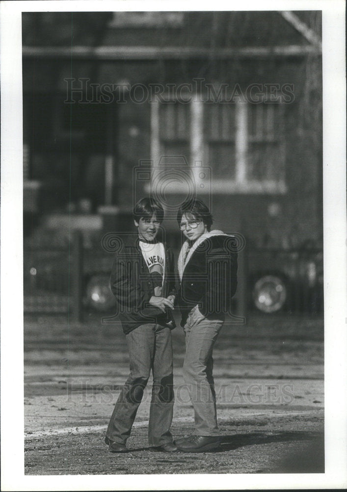 1980 Press Photo Walter Polovchak talking things over with friend at morning rec - Historic Images