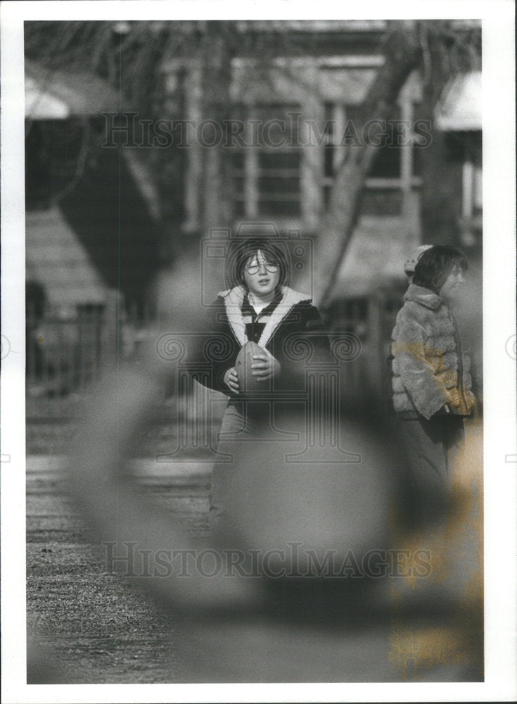 1980 Press Photo Walter Polovchak playing catch on school playground - Historic Images