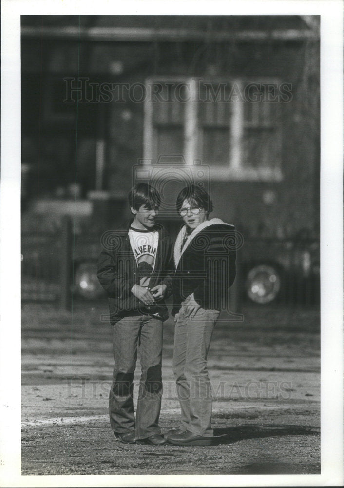 1980 Press Photo Walter Polovchak talking things over with friend at morning rec - Historic Images