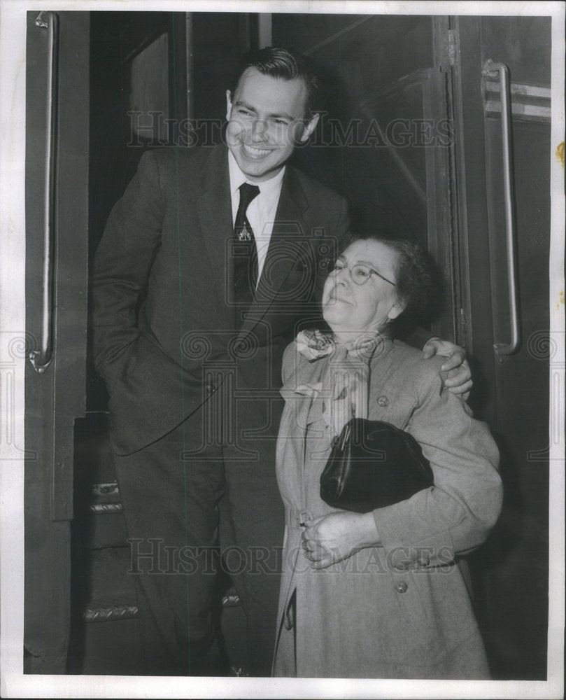 1955 Joseph Polowsky Russian Soldier with his mother Mrs. Lena. - Historic Images