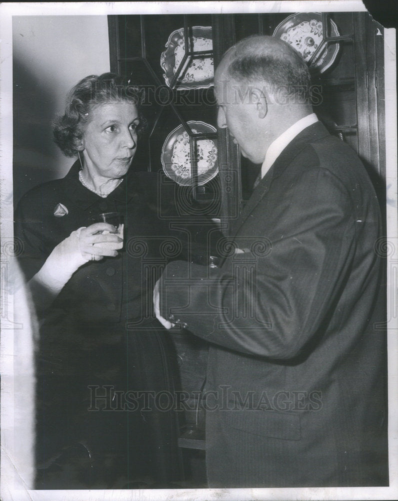 1962 Mrs. Fentress Ott with a broken arm talking to Mr. Edwin Sims J - Historic Images