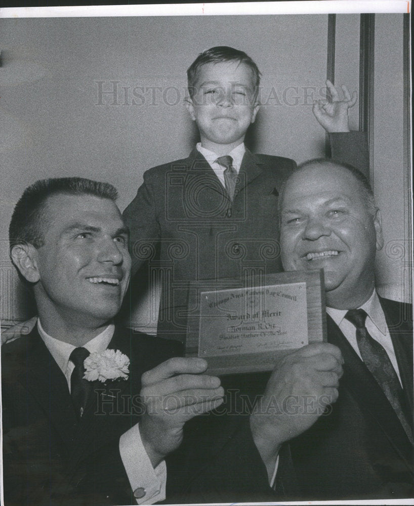 1967PressPhoto Raymond Ott's letter won the title Father of the Year for his dad - Historic Images