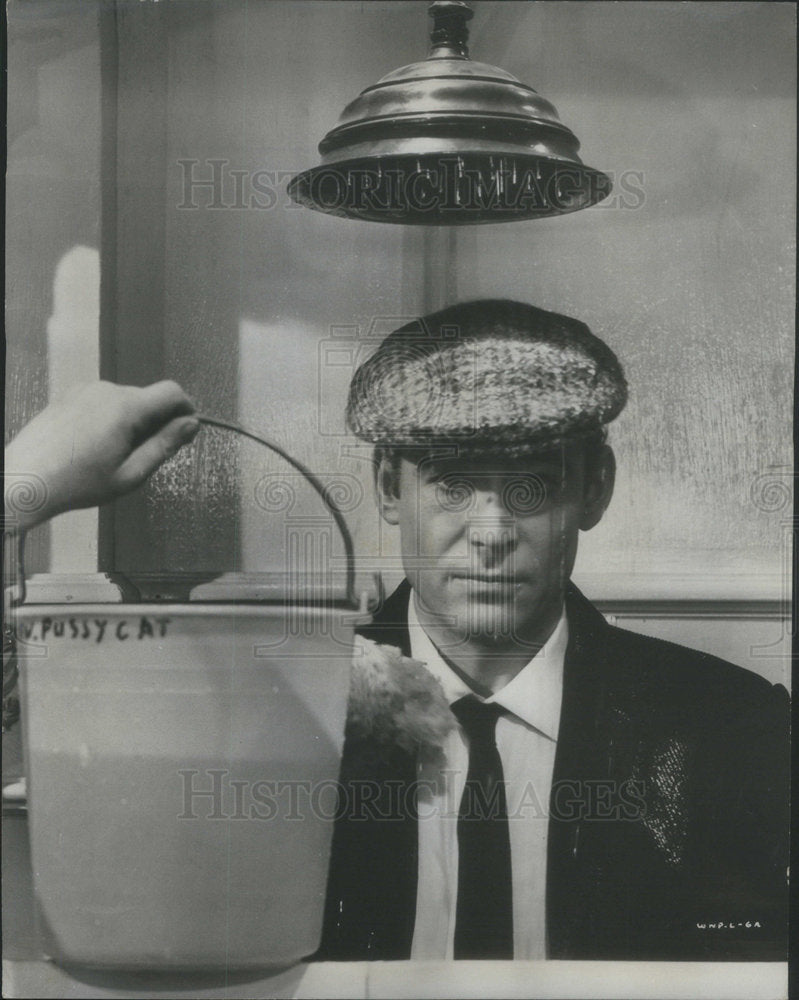 1965 Press Photo Peter O&#39;Toole stars in &quot;What&#39;s New Pussycat?&quot; - Historic Images