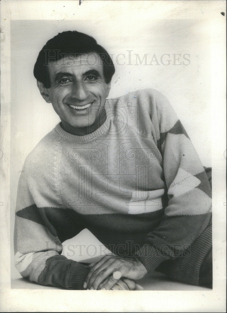 1983 Press Photo Actor Jamie Farr &quot;M*A*S*H&quot; becomes lunch-hour disc jockey - Historic Images