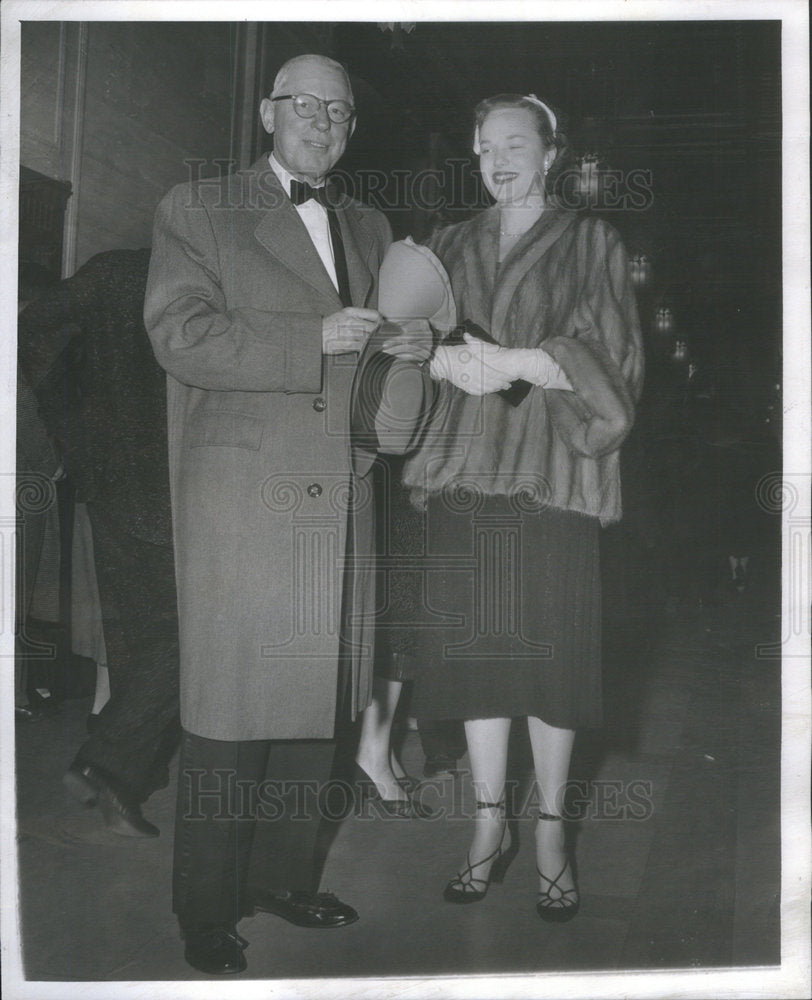 1954 Press Photo Mr &amp; Mrs Arthur Farlowe At Civic Opera House - Historic Images