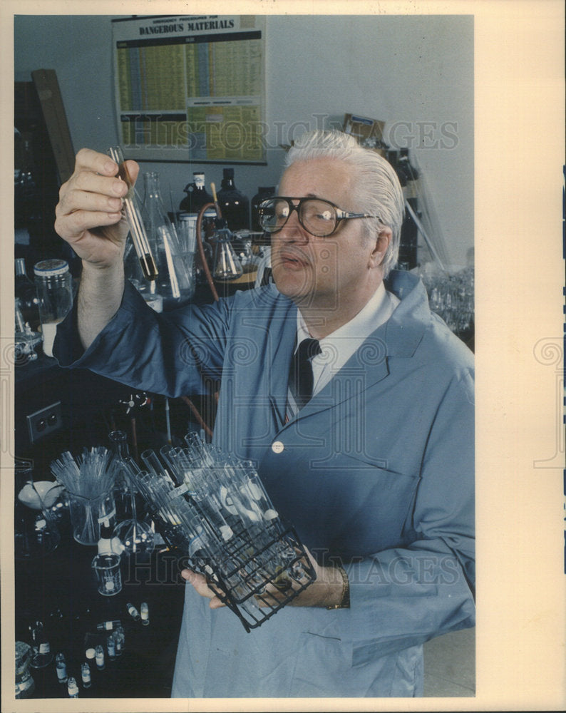 Press Photo Professor Norman Farnsworth turns plant chemicals into drugs - Historic Images