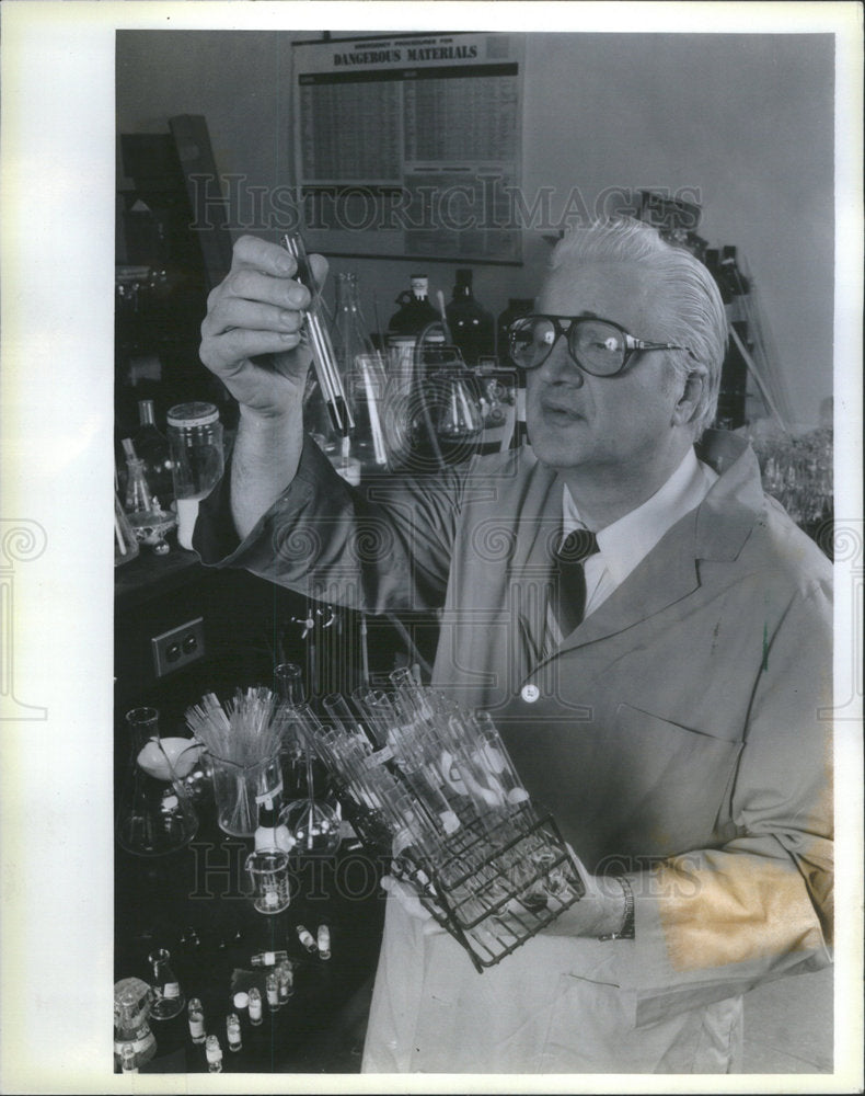 1987 Press Photo Norman Farnsworth University Illinois Chicago - Historic Images