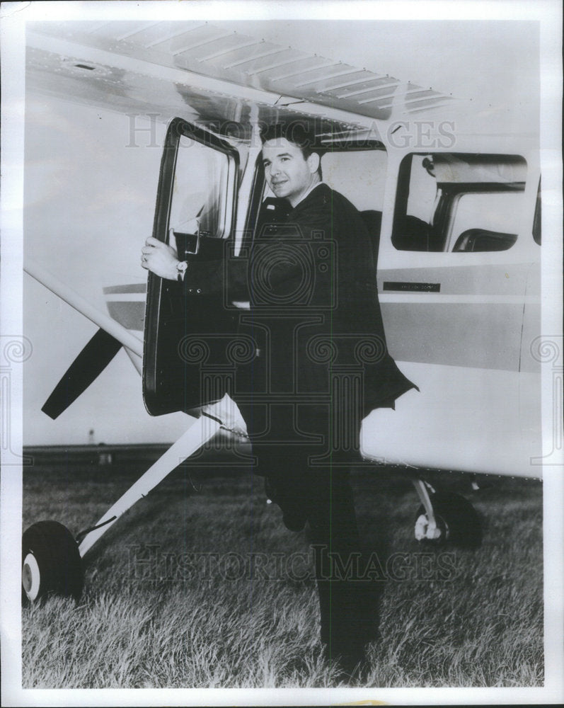 1967 Press Photo The Rev. J. Gerald Price steps into his Cessna 180 plane - Historic Images